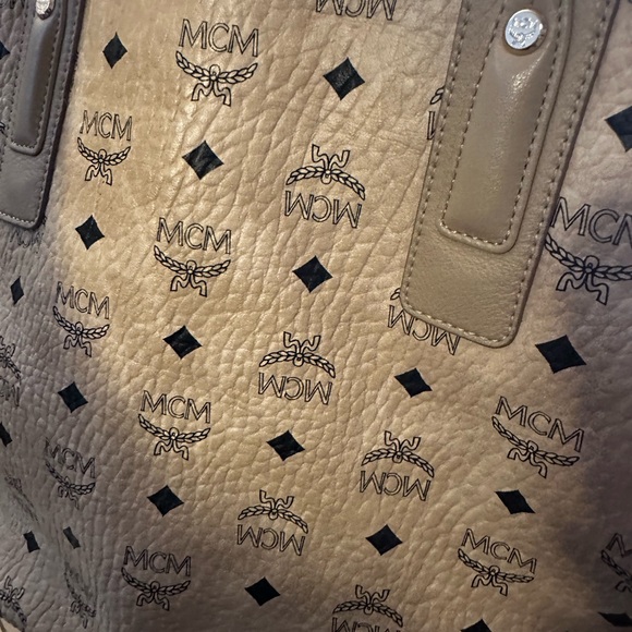 MCM Reversible Medium Liz Shopper in Visetos - Picture 8 of 13